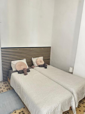 1- Habitación interior con aire acondicionado y con baño independiente